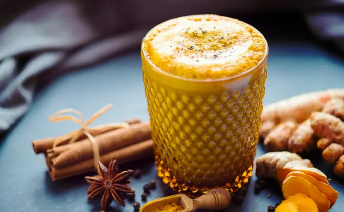 ۷ دلیل برای نوشیدن یک فنجان شیر زردچوبه قبل از خواب