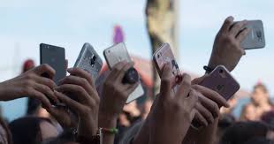 ترکیب زنان، شبکه‌های اجتماعی، فمنیسم و فریب