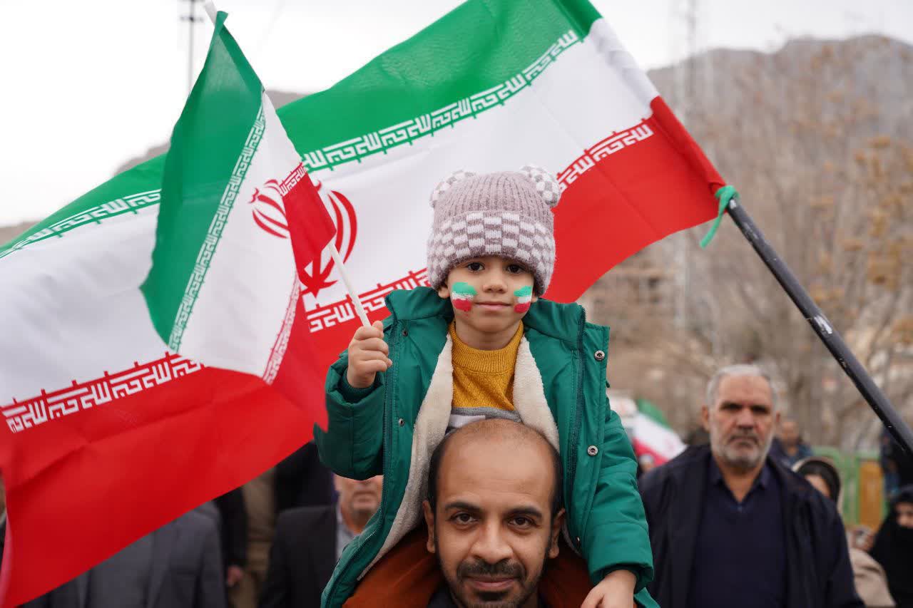 لرستان، سراسر از کودکان درون کالسکه تا پیرزنان و پیرمردان با عصا، پای پرچم آمدند