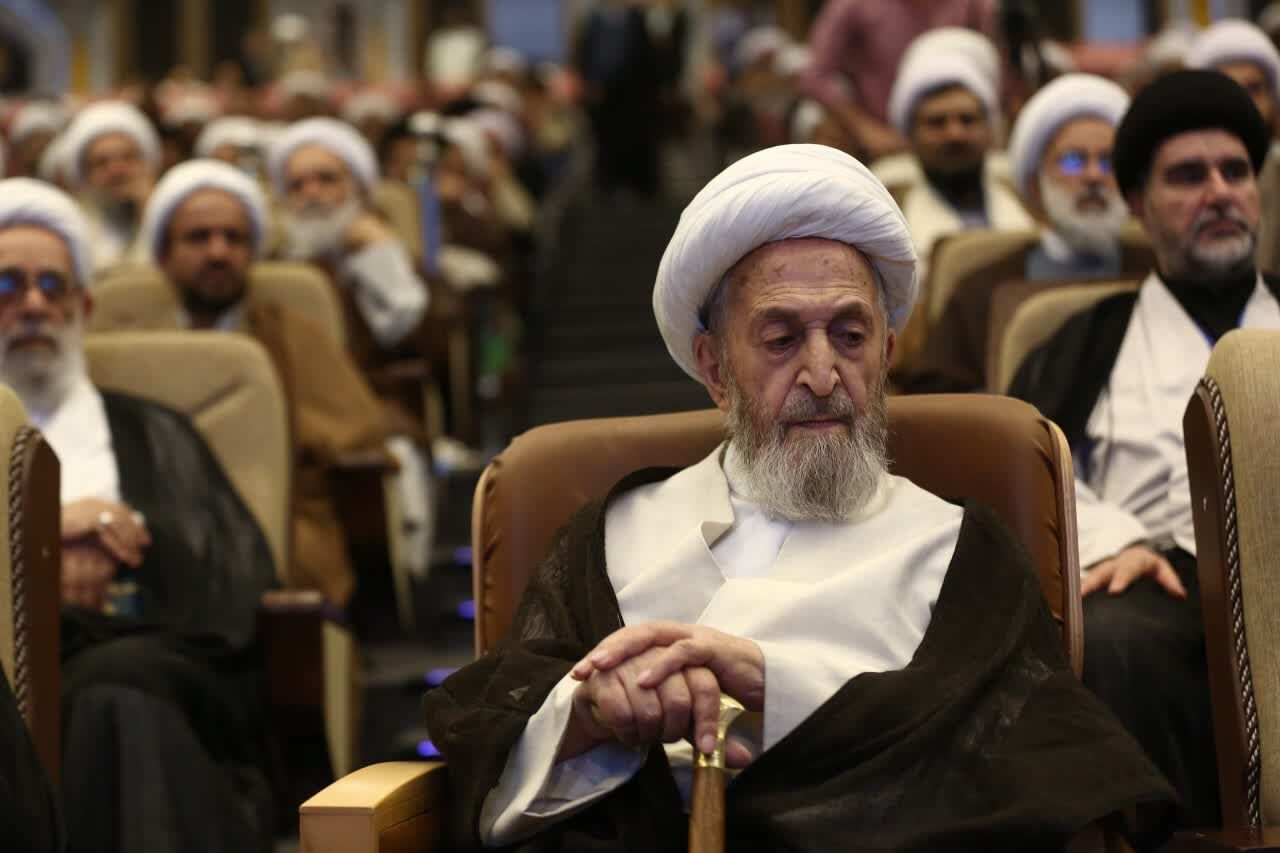 آیت‌الله سبحانی: موتورسواری بانوان به خودی خود، اشکالی ندارد