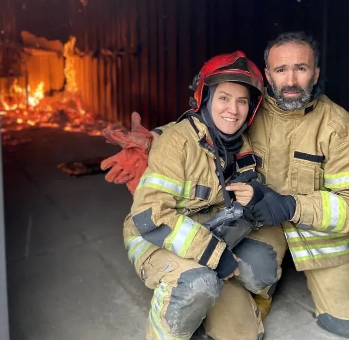 شجاعت در دل شعله‌ ها/ وقتی حجاب و کلاه ایمنی کنار هم قرار می‌ گیرند