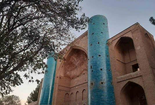 پاییز برگ ریز در مجموعه تاریخی بقعه شیخ شهاب الدین اهری