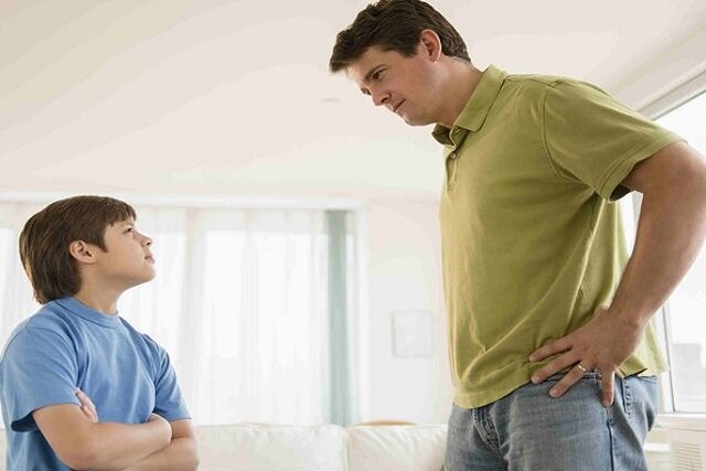 رفتارهای خودآسیب‌رسان نوجوانان؛ نقش خانواده و اعتیاد به اینترنت