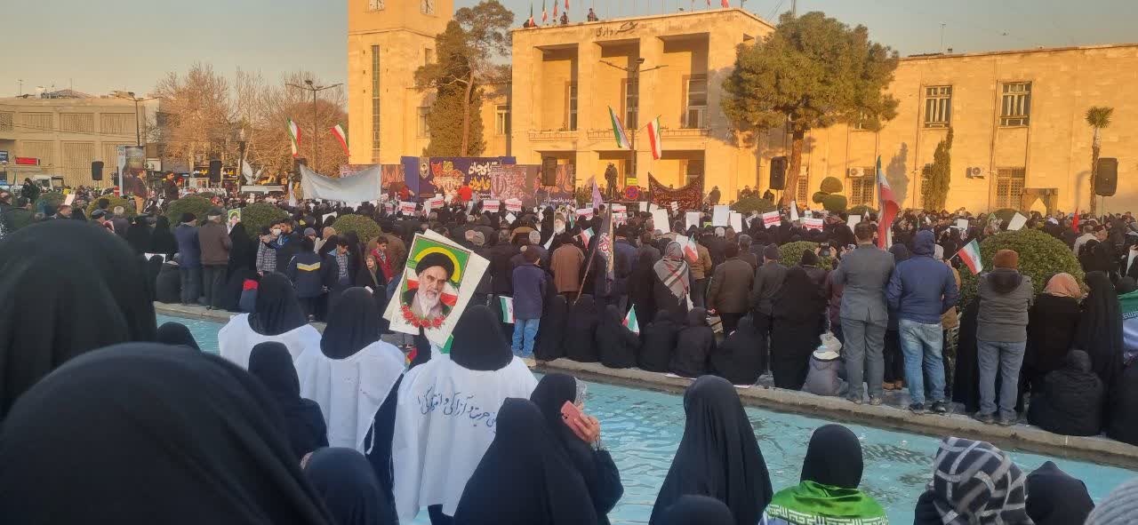 مردم اصفهان در اعتراض به اغتشاشگران به میدان آمدند