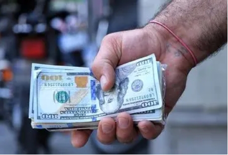 اسکناس‌های ۱۰۰ دلاری، بازار تهران را تهدید می‌کند