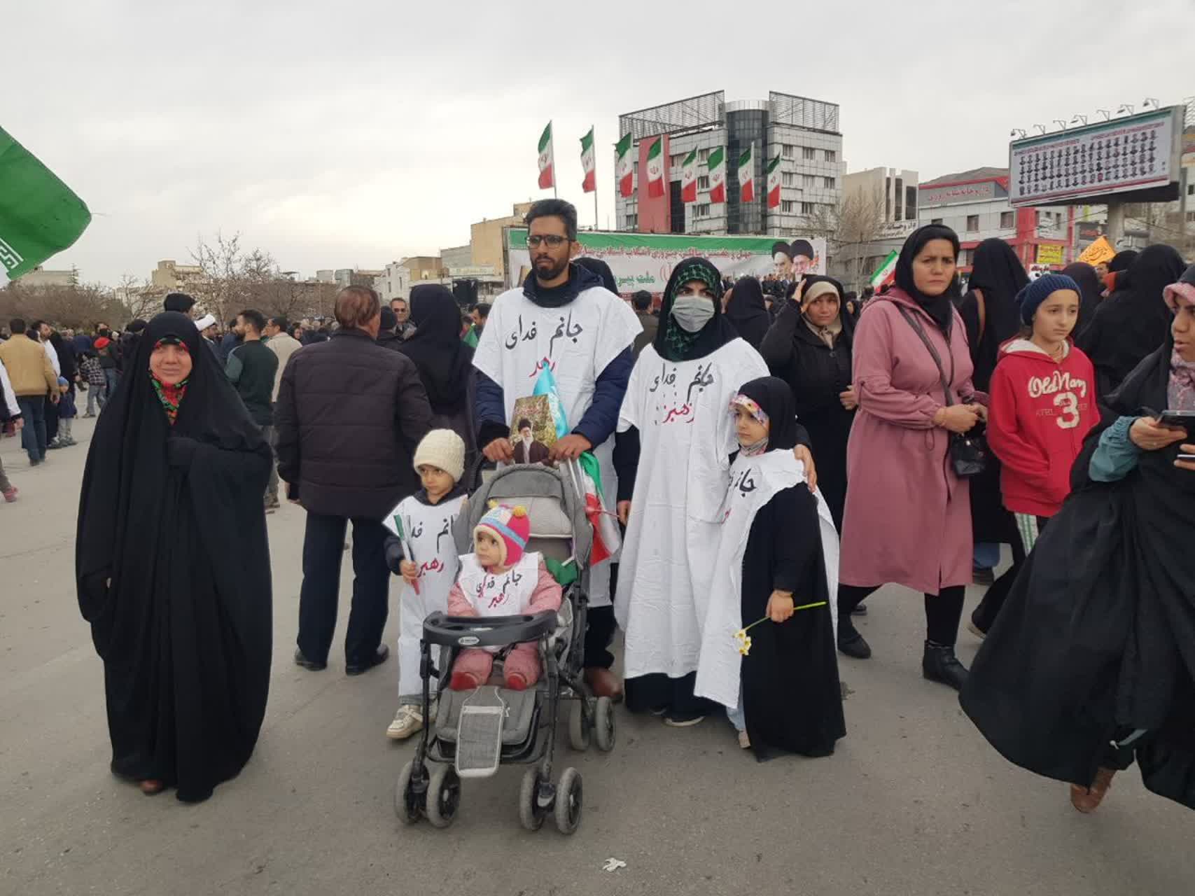 خانواده ها با شعارهای قدسی به میدان ۲۲ بهمن آمدند