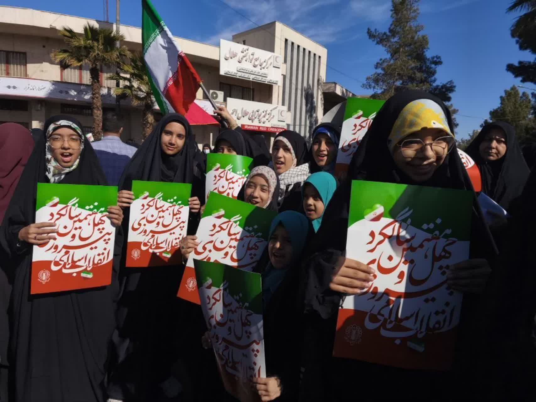 ملت ایران با تکیه بر ایمان، خون شهدا و پشتوانه مردمی، درمسیر انقلاب ثابت‌قدم مانده است