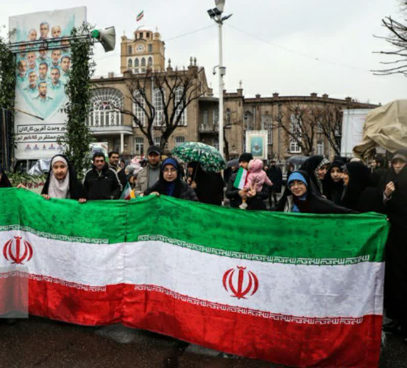 عشق بازی مردم تبریز با پرچم سه رنگ ایران زیر باران زمستانی