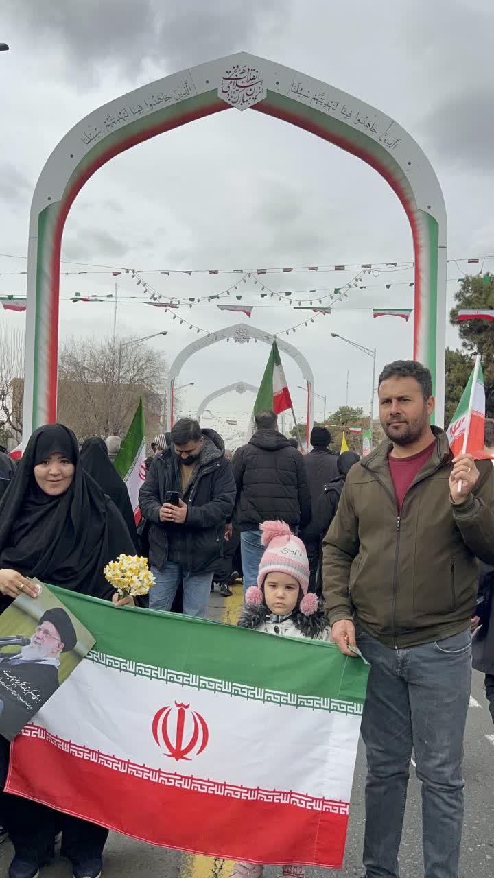 قاب مشترک ۲۲ بهمن؛ جایی که پرچم و لبخند با هم یکی شد