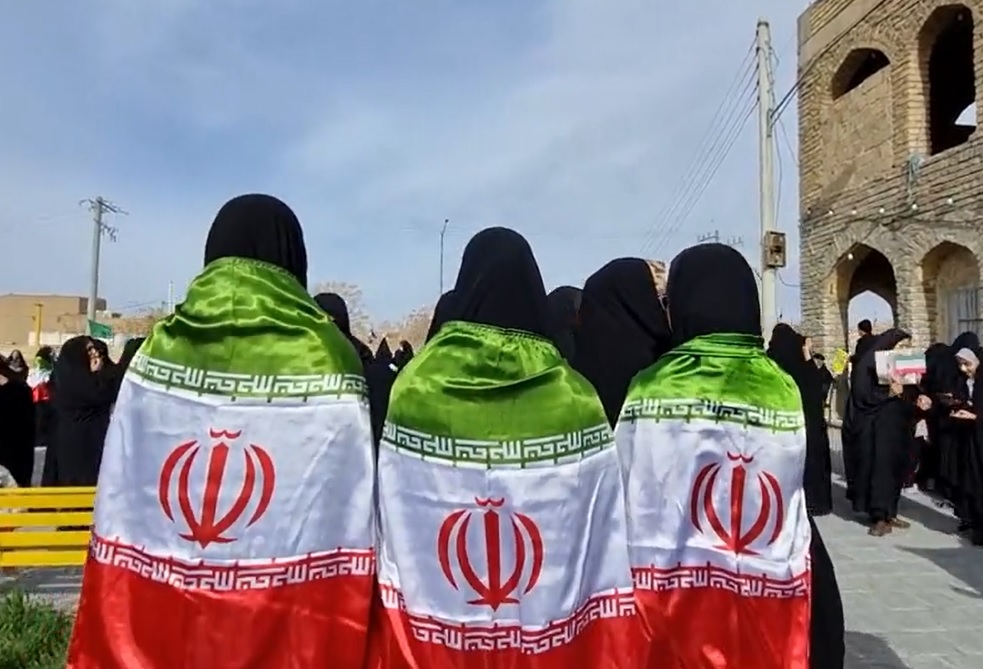 ثبت لحظات راهپیمایی لشکر سلیمانی از قابِ دوربینِ خبرنگار نوجوان