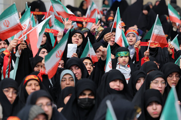 انقلاب اسلامی کرامت و حضور واقعی زنان ایرانی را بازگرداند