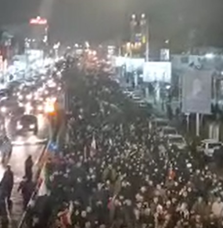 خروش مردم ولايتمدار شهرستان قرچک در سومين شب شهادت رهبر انقلاب اسلامي